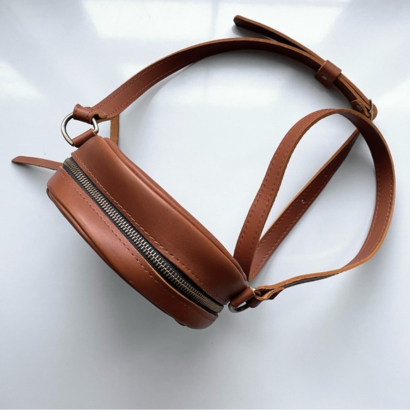 Portland Leather, circle crossbody bag - Picture 8 of 14